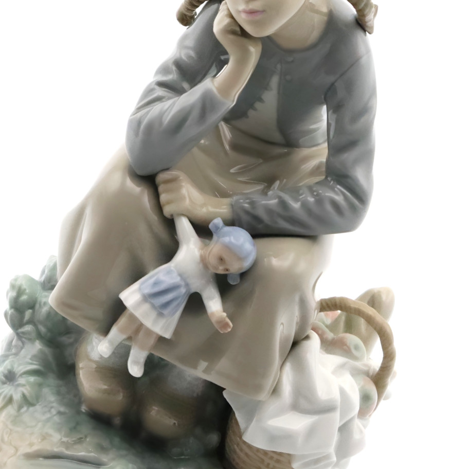 Lladro Sitzendes Mädchen Mit Puppe, Porzellan, Handbemalt, Vintage Keramik Sammlerfigurine